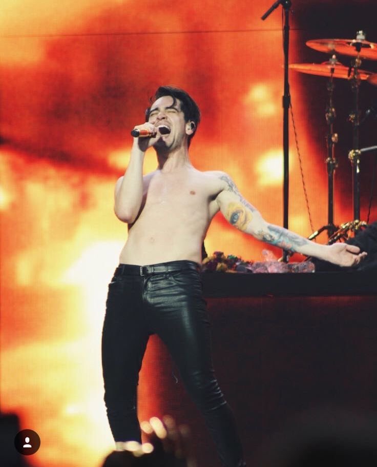 brendonthinker's tweet photo. #toplesstuesday https://t.co/ibuJ944Ncz