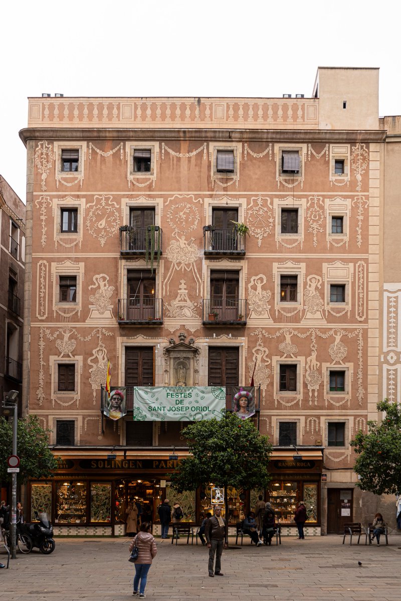 revenedors's tweet photo. 🙋‍♀️ Què són els #esgrafiats? I per què n’hi ha tants a Barcelona?

Fa segles que es poden veure a Ciutat Vella, però poques vegades ens aturem a observar-los. A partir de l’exposició «Els esgrafiats barrocs de Barcelona» us expliquem l'origen i història d'aquestes decoracions. https://t.co/UYdvczSYHc