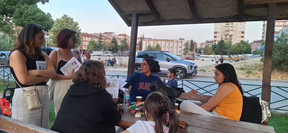 eskekmekvegul's tweet photo. Bugün Gültepe Mahallesi’nde kadınlarla buluştuk, bildirilerimizi ulaştırdık!
Gültepe’de tek bir kadının bile kendini yalnız hissetmeyeceği bir dayanışmayı birlikte büyütelim. Derdini paylaşmak, “Ben de varım” demek ya da bir çayımızı/kahvemizi içmek için sen de aramıza katıl! https://t.co/2OOW1NcG8P