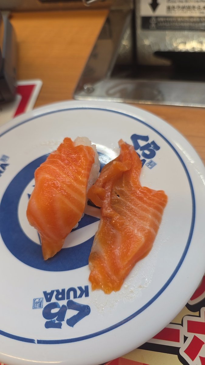 urotanshidsa's tweet photo. くら寿司　蒲田東店
7/19⑤
ホテルのある蒲田に戻り
サーモン一貫100円とウニも安いと幟があったので
なぜかはま寿司へ吸い込まれる😅
手始めにフェアで安いサーモンを2貫
ん！？なにこれ？異形の者たちがやって来ました🤣
手前は珍妙な形で奥のは千切れてる？笑
手前の変なのを箸でほぐしてみたら
2枚重なってるし🤣(2枚目)
これでいいのか！？くら寿司さん
バイトが切ってるとしてもこれは酷い
そもそも切ってるのか1枚ずつ切られた状態なのか
知らんけどもう少しなんとかならんもんかね
少なくとも今まで行ったくら寿司ではこんなことなかったなぁ
面白いからあと四貫くらい頼んだんだけど
ほぼ脂のとこ(3枚目)とか(これはこれで美味い)
最終的にはまともなのが来ましたが
品質にバラつきがありすぎて笑えました😂
ウニも苦いだけで酷かったな
本州の人はこれをウニと思わないでほしい
北海道のちゃんとしたウニは今年はめちゃくちゃ高いけど
ちゃんと美味しいので！
ここで終わるわけにはいかねぇ
って事で早々に引き上げ
口直しのお店を探すのであった