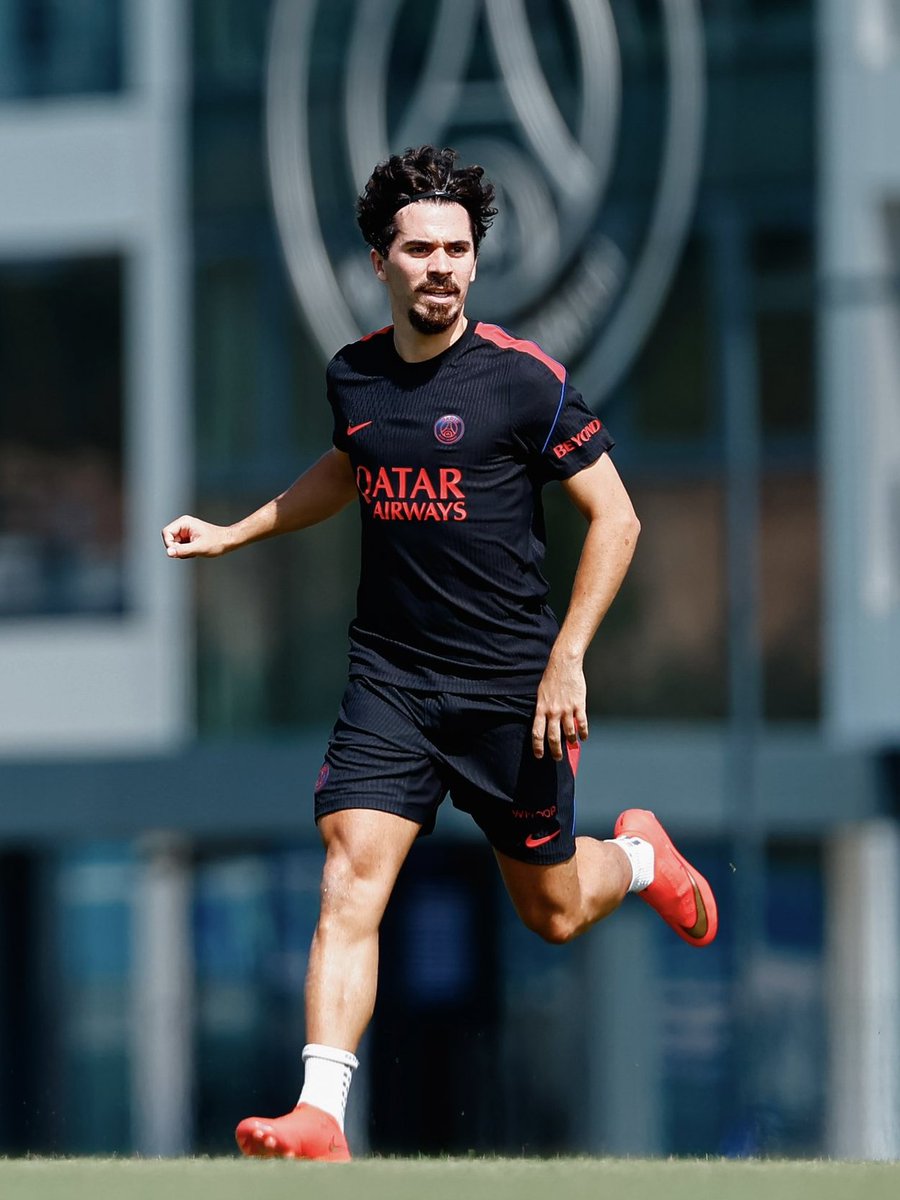 PSG_espanol's tweet photo. ¡El trabajo continúa! 🔋💪 https://t.co/FGWM6n5zw0