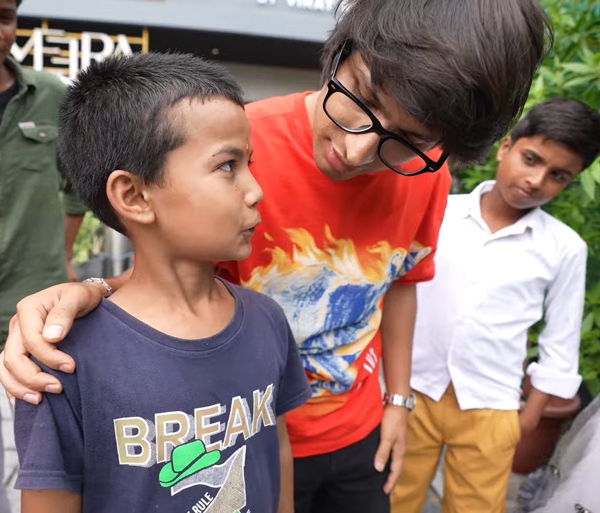 tytalks22's tweet photo. आज भाई ने दिल जीत लिया!” ❤️
​Sourav Joshi ने ऐसे बच्चों को पहली बार फ्लाइट की राइड कराई जिन्होंने कभी प्लेन नहीं देखा था। कल तक जो कमेंट्स में ट्रॉल कर रहे थे, आज वही दुआएं दे रहे हैं।
​नेकी का असर हमेशा गहरा होता है! 👏✨
​#SouravJoshi #PositiveVibes https://t.co/H6lT6o4zJv