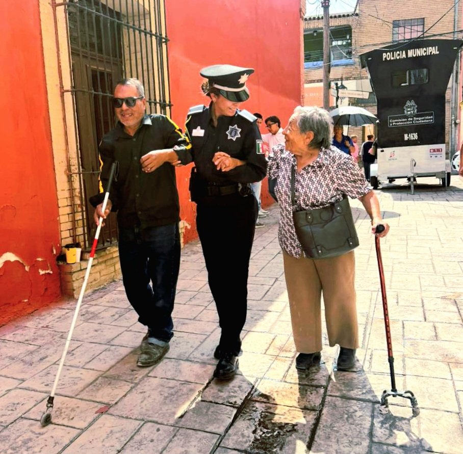 cspcsaltillo's tweet photo. La oficial Érika Reséndiz, de la Policía Turística, apoyó a una pareja de adultos mayores con discapacidad para llegar con seguridad a la Catedral de Santiago.

Servicio, cercanía y compromiso con la ciudadanía. 🤝

#ComisaríaDeSeguridad #PorAmorASaltillo #Saltillo https://t.co/N7g9sL62r6