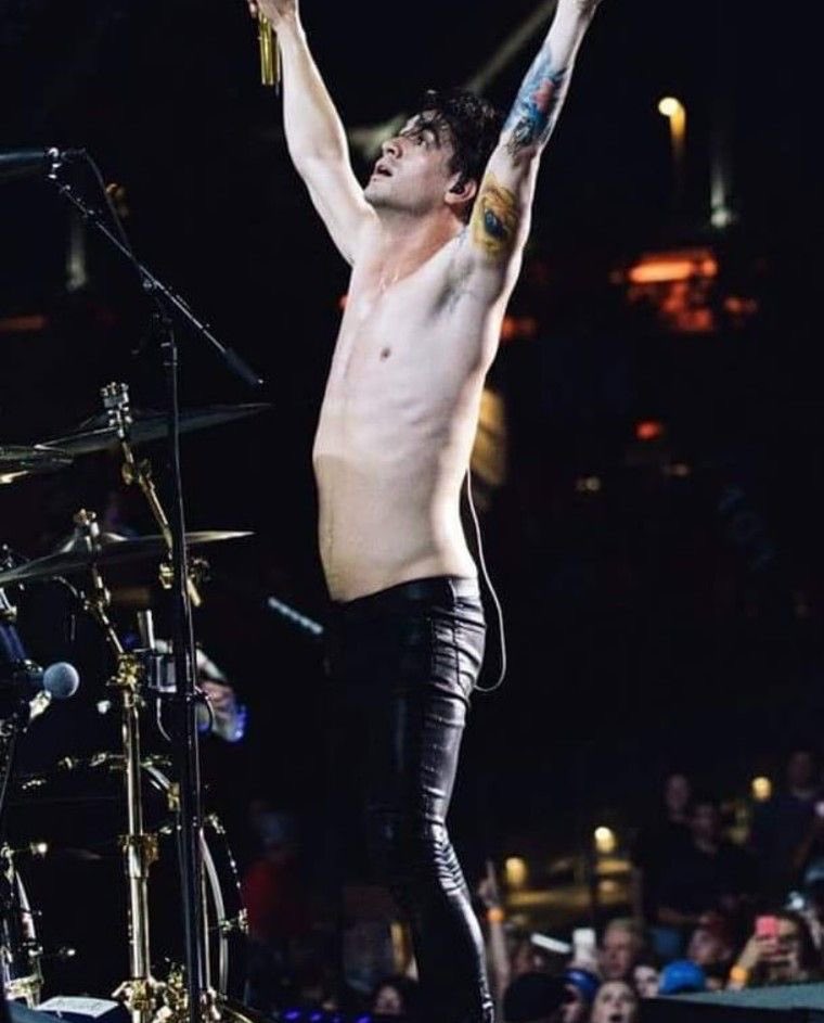 brendonthinker's tweet photo. #toplesstuesday https://t.co/fblTWigc1y