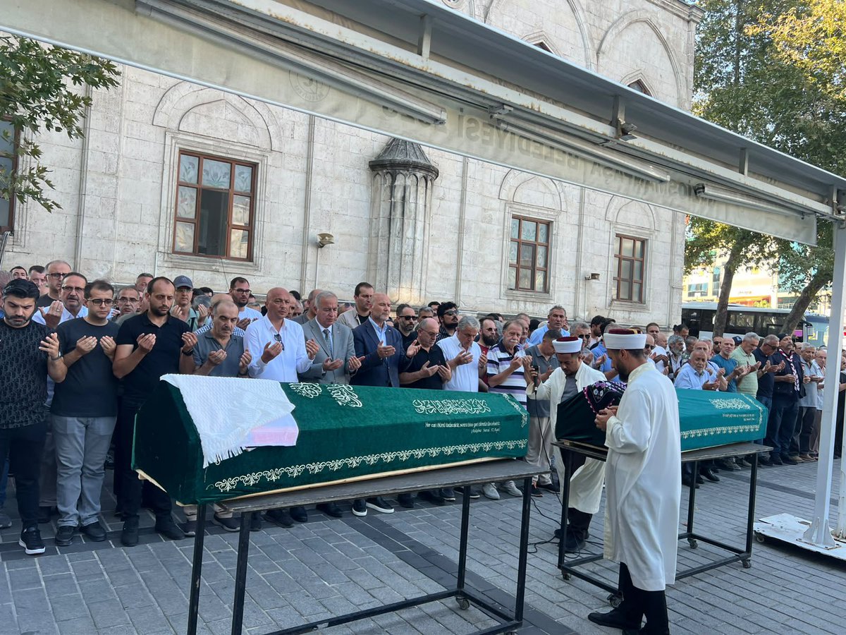suleymansoylu's tweet photo. Bugün Gaziosmanpaşa’dan iki kıymetli komşumuzu Hakk’a uğurladık.

Merhum Bülent Eldem; mahallemizin sevilen esnaflarından, aynı zamanda bir dönem DSP Gaziosmanpaşa İlçe Başkanlığı görevinde bulunmuş kıymetli bir isimdi.

Merhume Mücehher Hanımefendi ise birçok afette birlikte görev yaptığımız kıymetli dostumuz Gazanfer Bakırel’in babaannesiydi.

Merhum ve merhumeye Cenab-ı Allah’tan rahmet, kederli ailelerine ve yakınlarına sabır ve başsağlığı diliyorum.

Rabbim mekânlarını cennet, makamlarını âli eylesin.