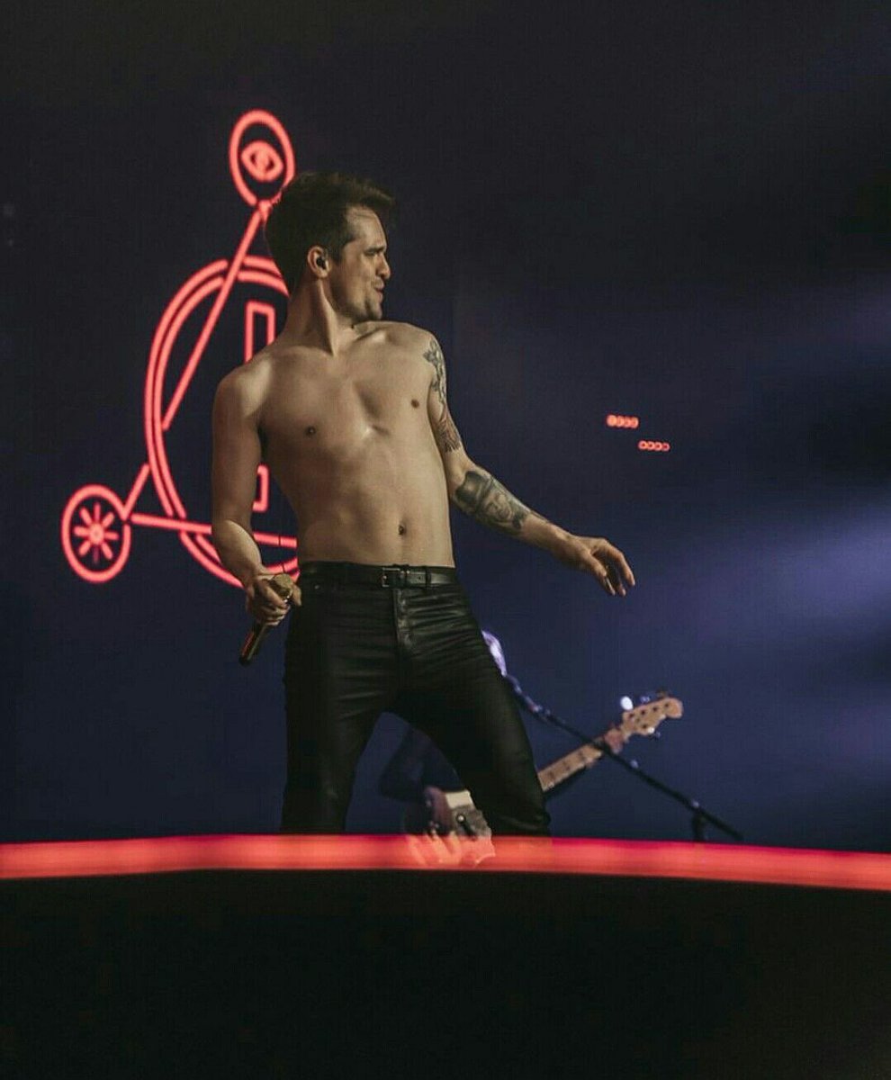 brendonthinker's tweet photo. #toplesstuesday https://t.co/nLcLVu5hfC