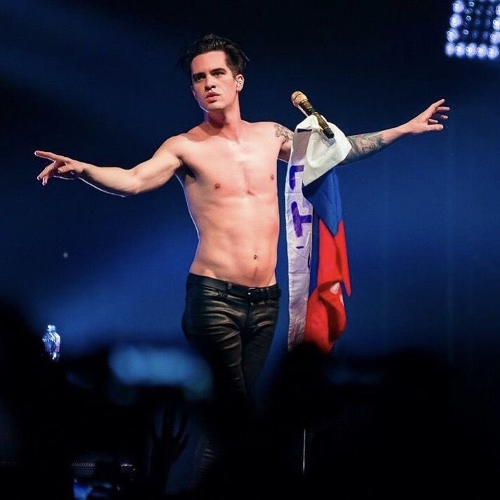 brendonthinker's tweet photo. #toplesstuesday https://t.co/T4d8fmb8tc