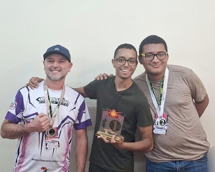 punchineko's tweet photo. Nosso Top 3 do Side Event de Vampire Savior no Komite Arena 2026

🥇 @xabaladabu (Sasquatch)
🥈 Bdlui (Demitri)
🥉 @wallgarants (Bishamon)

Agradecemos a @RevolutionStick pelo troféu e medalhas!
@kakutofgc, @sagaizinbc @komitegames pela ajuda com espaço, setup e parceria! https://t.co/eNTu0uo2vk