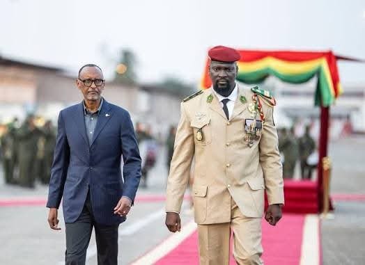 Nyamuhombeza's tweet photo. 😡🤔IL S'APPELLE #MAMADY_DOUMBOUYA, PRÉSIDENT DE LA #GUINÉE 🤔🤔🤔🤔👇👇👇👇👇

Dis-moi seulement ça s'appelle quoi ce changement et pourquoi après ses plusieurs rencontres avec l'assassin de #Kigali🇷🇼?????👇👇 https://t.co/VN9iDB6gEQ