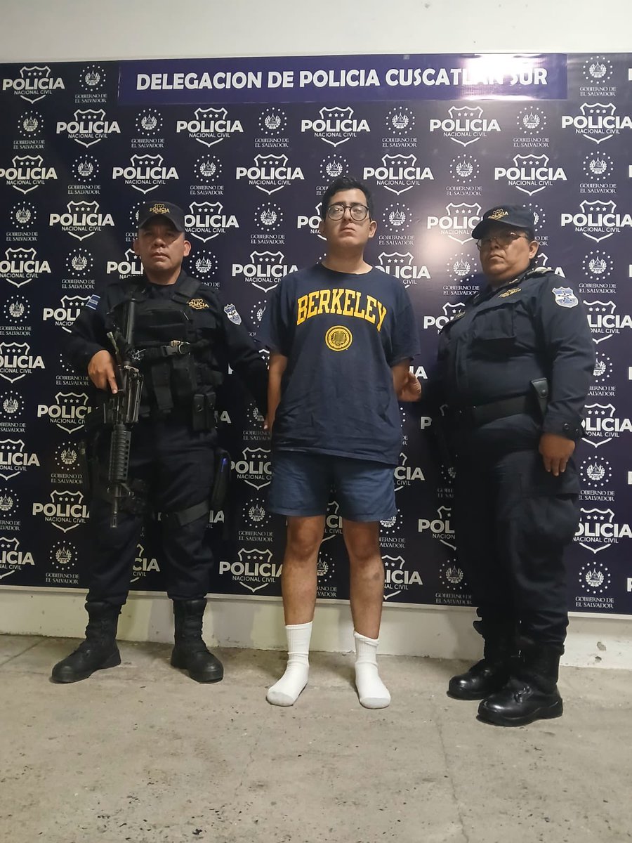 LaPagina's tweet photo. Capturan a locutor ebrio por causar grave accidente 

La @PNCSV  capturó a Cristian Stanley Mejía Guillén, de 27 años de edad, a quien se le atribuye el delito de conducción peligrosa de vehículo automotor. https://t.co/6v2rHsMitg