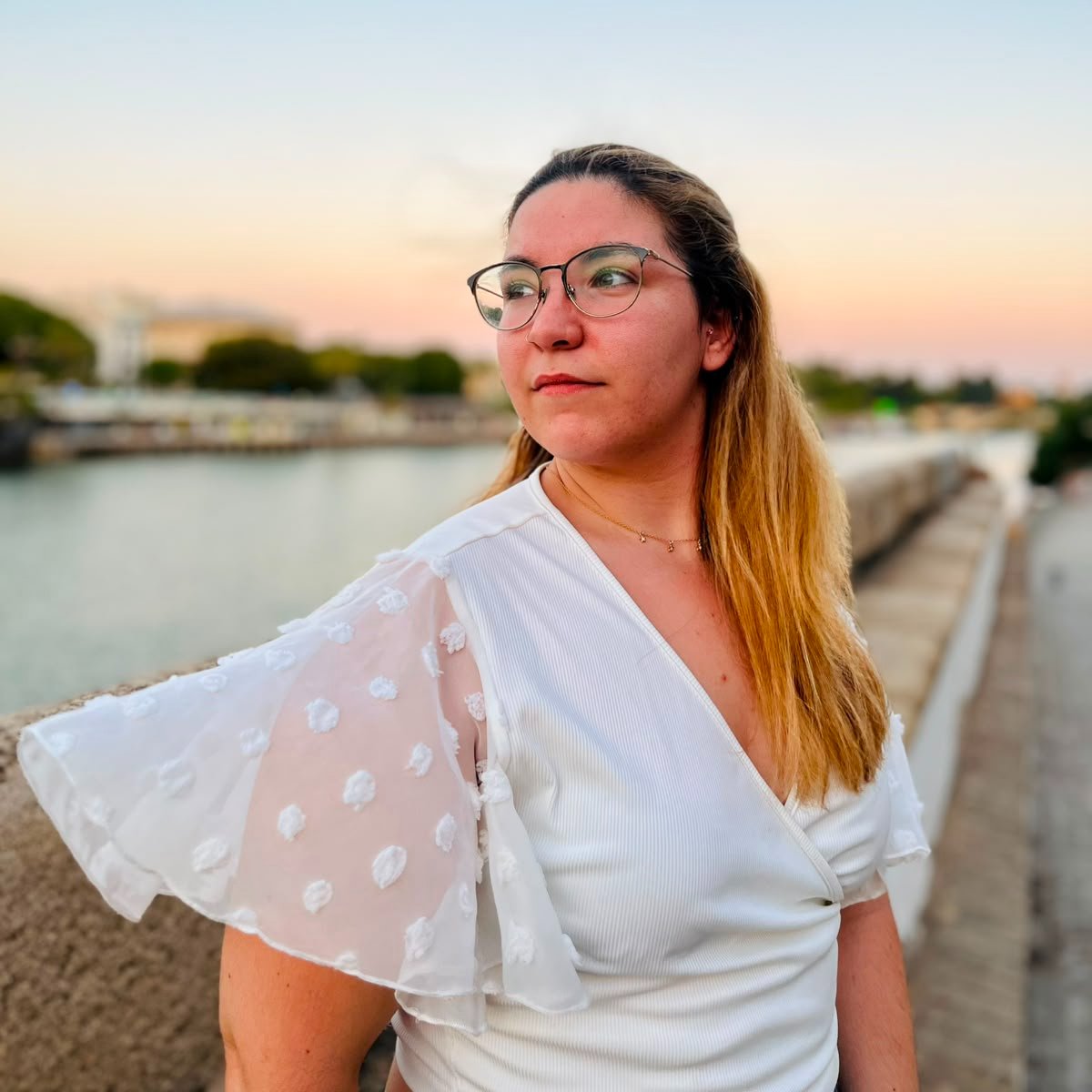 ElFarodeMelilla's tweet photo. Rocío Delgado, la lectora adolescente que un día decidió escribir sus propias historias
La autora melillense amplía su universo literario con la trilogía de los hermanos Carter, una saga de historias conectadas que combina romance, evolución personal y nuevos retos narrativos https://t.co/iE871466A6