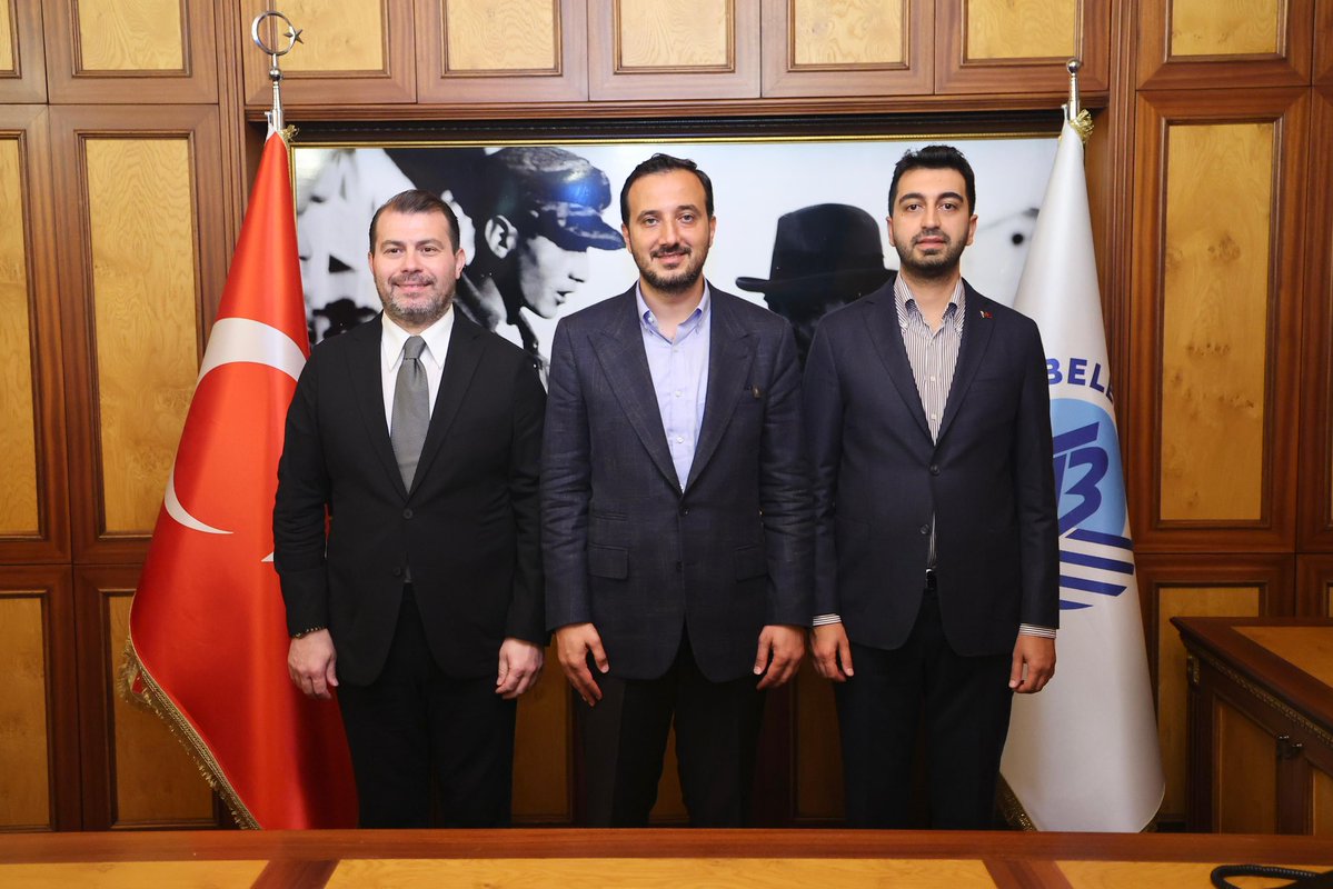abdullahozdemir's tweet photo. 📍Tuzla

AK Parti Tuzla İlçe Başkanlığımızı ve Tuzla Belediye Başkanlığımızı ziyaret ederek İlçe Başkanımız Şeref Çolak ve Belediye Başkanımız Eren Ali Bingöl ile bir araya geldik. 

İlçemize yönelik yürüttüğümüz çalışmaları, devam eden projeleri ve önümüzdeki döneme ilişkin hedeflerimizi değerlendirdik.

Tuzla’mız için üretmeye, hemşehrilerimizin huzuru, refahı ve geleceği için birlik ve beraberlik içerisinde çalışmaya kararlılıkla devam edeceğiz.

@serefcolak @erenalibingol