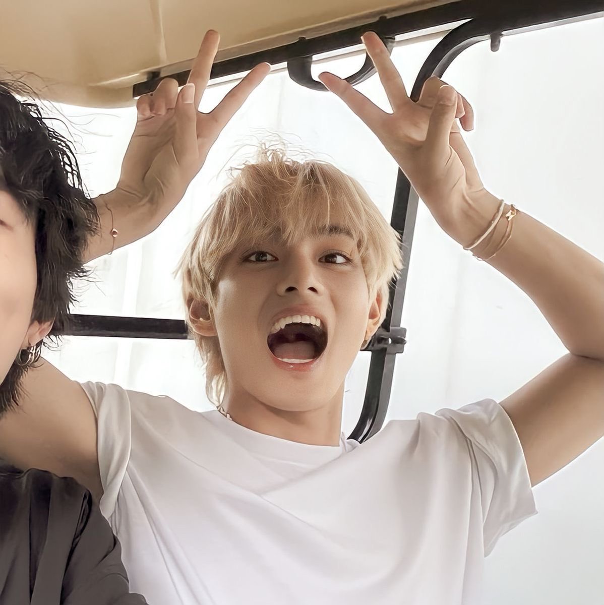 puptaev's tweet photo. hii, i’m anita !!
looking for #armymoots !! 💛₊˚
 
⊹ 🇮🇹 • ’07 line • tae biased 🐯 •
⤷ sometimes i make soft edits 

please be kind ♡ dms are always open ! don’t be afraid to interact, let’s be friendsss💛 #armytwt https://t.co/UxBjdfXY7F