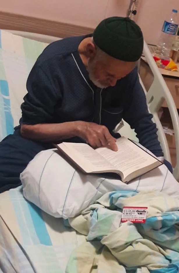 sevincozarslan's tweet photo. Abdülalim Kaya amcanın vefat etmeden önce hastane günlerinde çekilen son fotoğraflarından...

Oğlu Feremez Kaya diyor ki, "Babam, yoğun bakım ünitesinde bile beni camiye götür diyordu. İslam'a o kadar inanmı��tı. Haramın, ihanetin, hırsızlığın, kısacası hiçbir kötülüğün yeri yoktur İslam'da diyordu. Ama babama yıllarca işkence çektirilenler sözde kendini Müslüman sananlardı."

Cezaevinde 1412Hasta