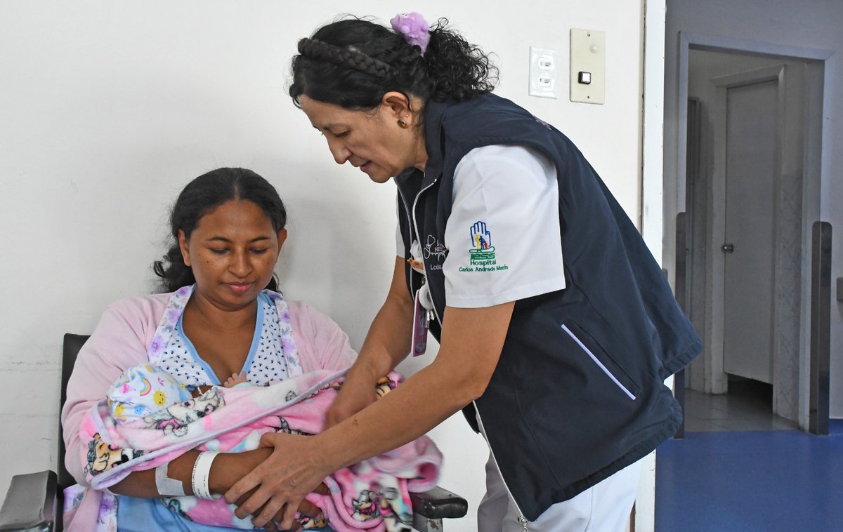 HCAM_IESS's tweet photo. #IESSteCuida | En el #HCAM creemos que cada gota de leche materna es un regalo de vida. 🤱
Nuestro equipo de Neonatología brindó charlas a madres para resolver dudas y reforzar los beneficios de la lactancia materna para el crecimiento, desarrollo y bienestar de sus bebés. https://t.co/pro6f49Z0R