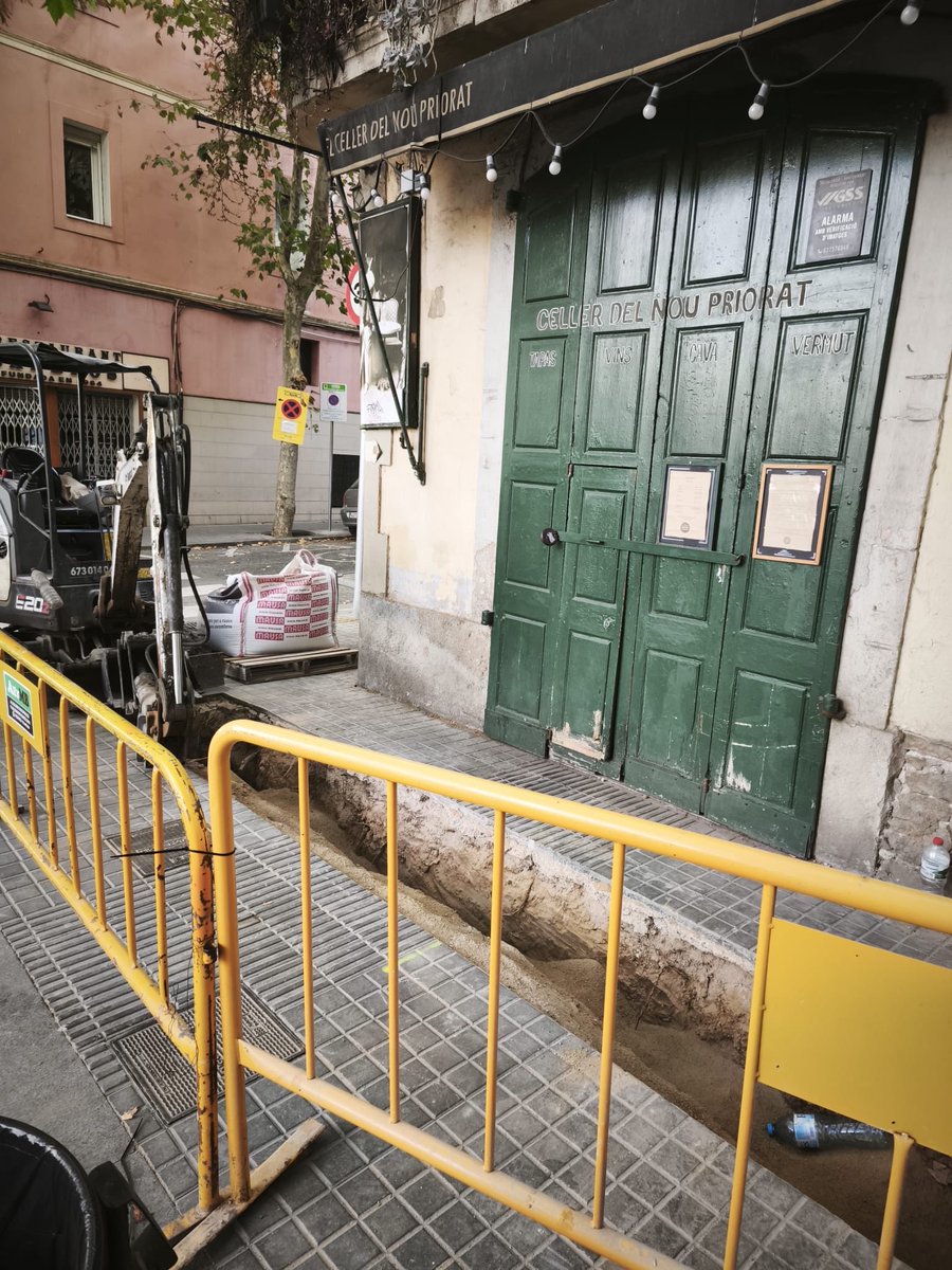 Cnoupriorat's tweet photo. Es normal @bcn_ajuntament  que unes obres bloquegin l’accés al local durant 2 dies, de moment, sense cap explicació? A més impedint que clients amb mobilitat redüida no hi poden accedir…. https://t.co/Dt53ZA1qwm