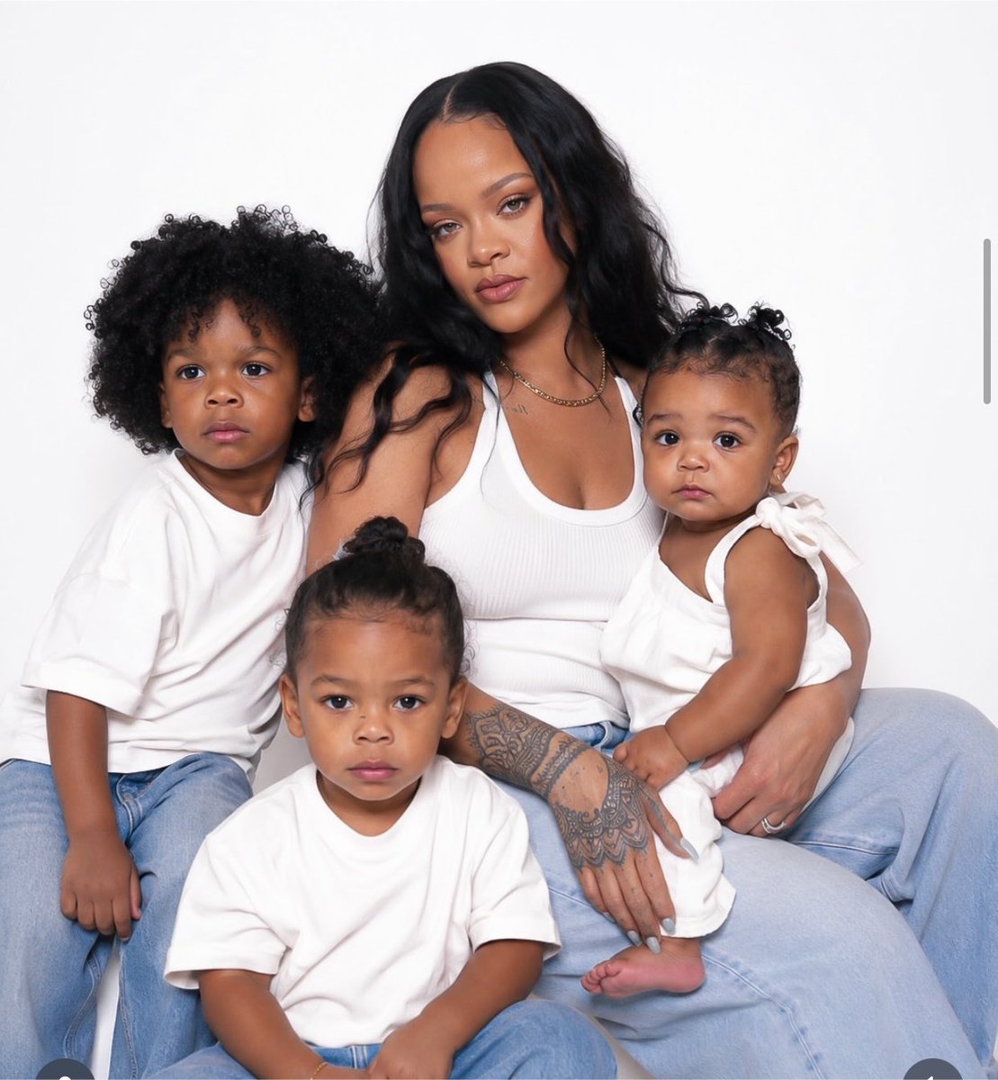 IamJoe_lOmiat's tweet photo. Rihanna really wanted to be a mother ❤️🥰 https://t.co/7AQHBcR9Cb