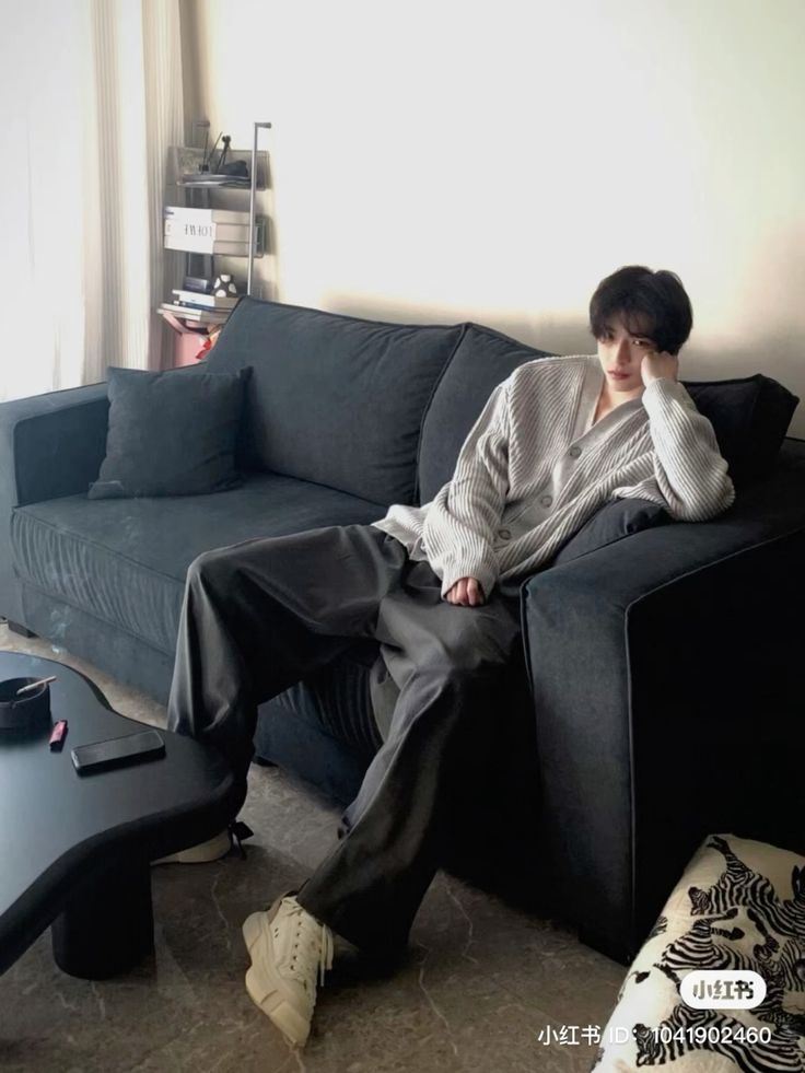 umasugitama's tweet photo. 이이정 사복
보통 1, 2 스타일 딱붙 상의+부피감 있는 바지 조합 선호 3처럼 큰 상의 입는 날은 안 꾸민 것 같다고 팔찌 목걸이 벨트 주렁주렁 추가함
실내 제외 눈 다 가리는 모자 필수
집에서는 무조건 옷에 잡아먹힌 수준으로 크고 후들거리는 옷 선호 https://t.co/5qYH1z6vfj