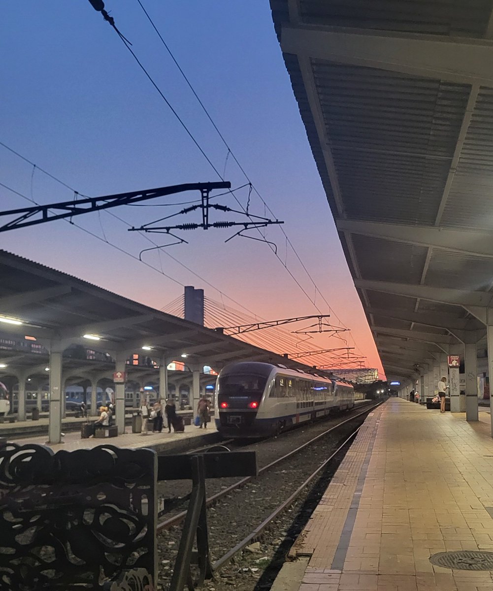 C_Stoenescu's tweet photo. a lot more around trains these days, on the backdrop of postcard sunsets https://t.co/a1hcDLg7gr