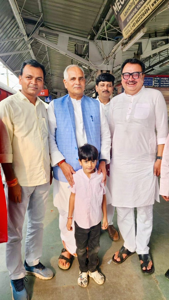 SonuLeader's tweet photo. आज पटना जंक्शन पर भाजपा के राष्ट्रीय संगठक आदरणीय श्री भाई साहब से 
मुलाकात कर आशीर्वाद ग्रहण किया। देवघर से दिल्ली जाने के क्रम में मिला ये सानिध्य 
जीवन भर की प्रेरणा है।
महादेव से आपके दीर्घायु जीवन की प्रार्थना।
@NagendraNathBJP @BJP4India @BJP4Bihar https://t.co/2hAEWNlYY0