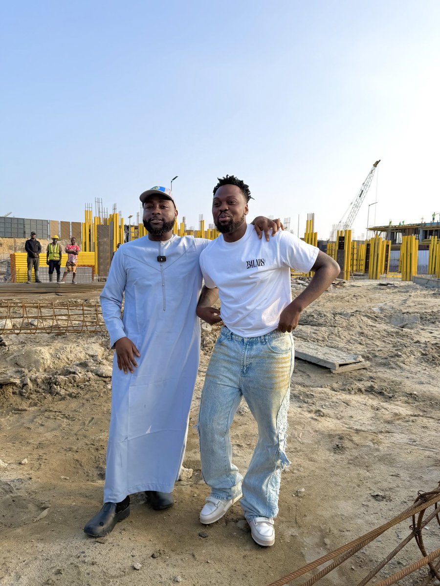 Egungunn's tweet photo. Baba Imade just showed me his $15 million mansion… 😳🏡💰 Omoooo!! JESUS!!! 😭🙌 Haaaaa! Kilode?! This one no be house again, na kingdom! 👑🔥 @davido , you truly know who you be! 🐐👑❤️ https://t.co/gLgI4RNbNa