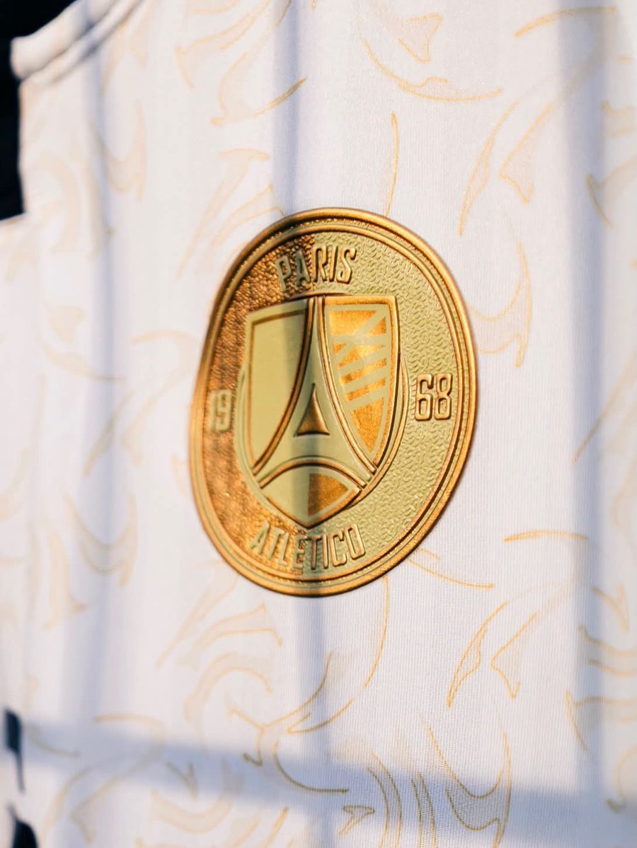 _BeFootball's tweet photo. 🚨 OFFICIEL ! LE PARIS 13 ATLETICO (L3) DÉVOILE SON NOUVEAU MAILLOT THIRD ! 💚🖤

C'EST LE MAILLOT DE LA SAISON EN LIGUE 3 !!! 🤩🍬

Une note /10 ? 👀

📸 @Paris13Atletico https://t.co/VnoMjQL3j2
