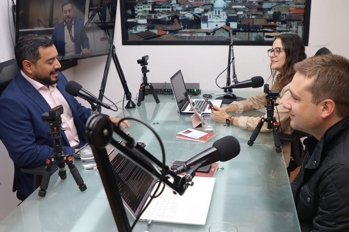 IEPS_Ec's tweet photo. #IEPSEnMedios🎙️ El director general @TJJuanchoD destacó en @radiosucesosec cómo el #IEPS fortalece a la #EPS con 📚capacitación, 🤝 asistencia técnica, cofinanciamiento y espacios de comercialización directa como #PerchaEPS, #CarritoItineranteEPS y la plataforma digital #Ecuayapa https://t.co/ir3LKwtTX8