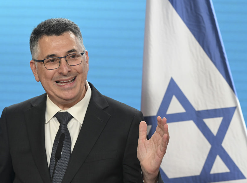 ActualidadRT's tweet photo. 🇮🇱🗣️ "NO NOS DISCULPAREMOS" - El mensaje del canciller israelí a la comunidad internacional

❗️Gideon Saar también rechazó rotundamente las acusaciones contra los colonos israelíes en Cisjordania: "No estoy de acuerdo con el término 'violencia de colonos'". https://t.co/mRbQzzvHz8