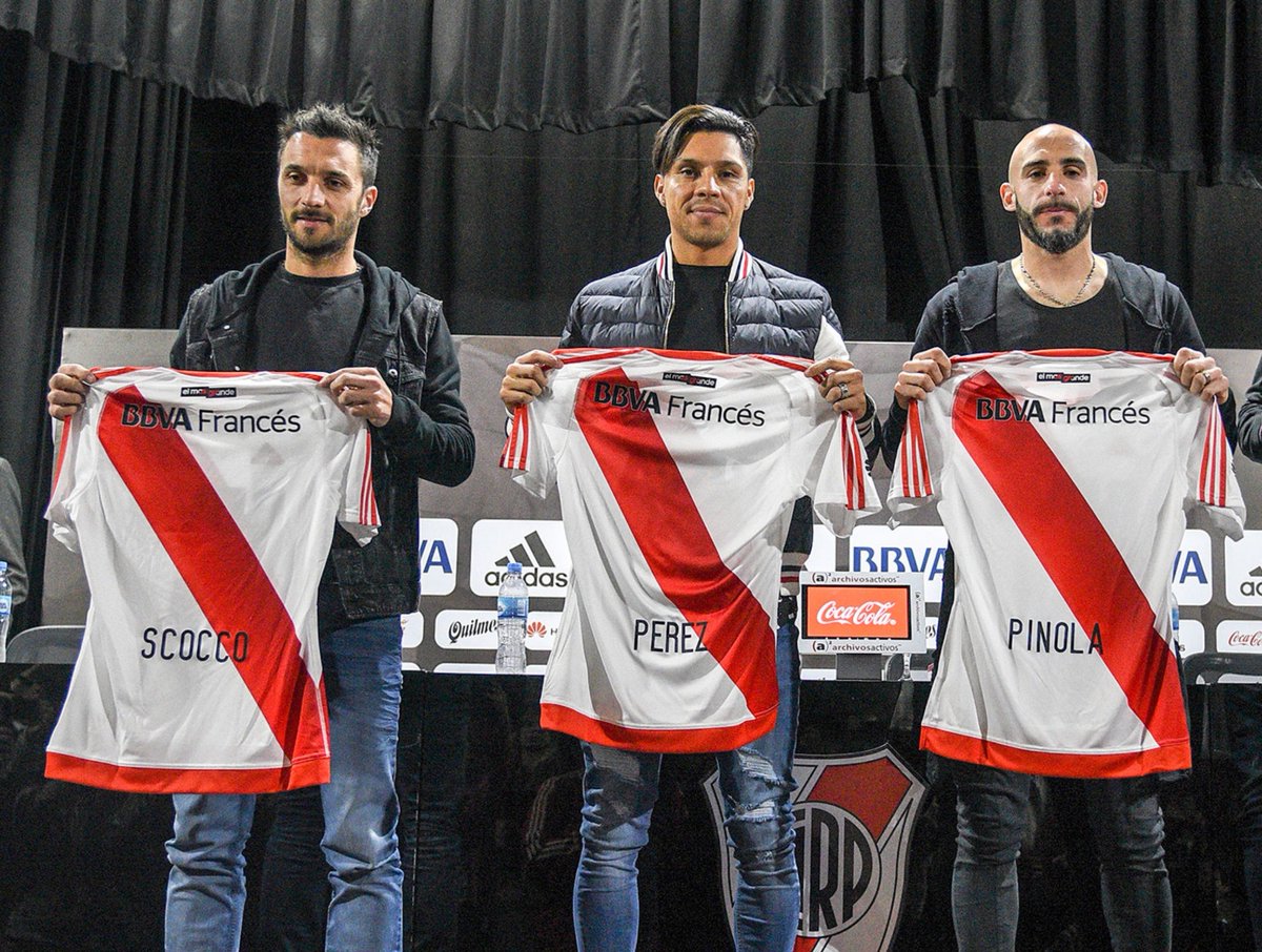 _crisenberg_'s tweet photo. Foto 1 River trae a Scocco y a Pinola, dos de los mejores jugadores del fútbol argentino y a Enzo, capitán del Valencia

Foto 2: Armani, el mejor arquero del continente y Pratto, bombazo histórico, saludándose en la clínica Rossi

Hoy en día se mojan con cualquier cosa. https://t.co/3QuyA2XgQz