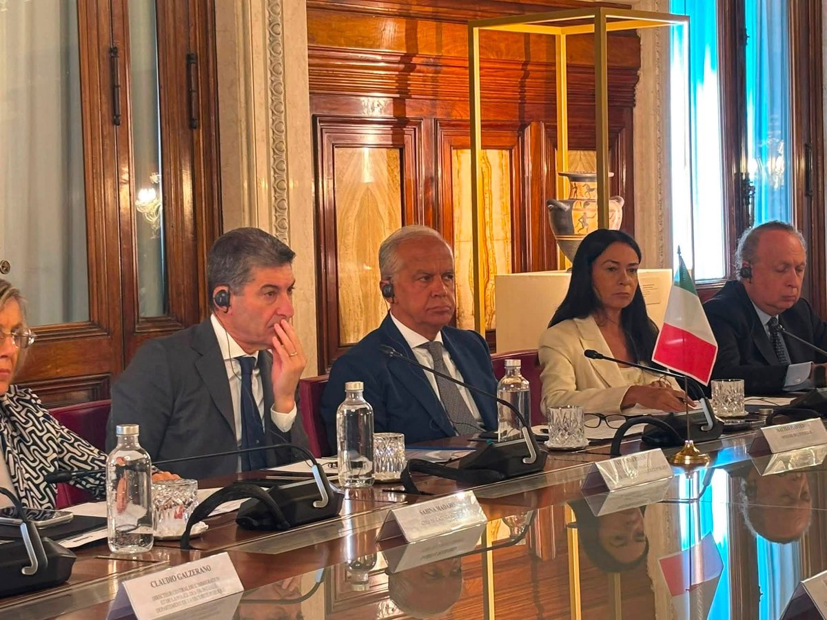 PerspectiveDZ's tweet photo. [#Géopolitique][#EuroMed] 

🇩🇿🤝🇮🇹

L’Italie salue les efforts de l’Algérie contre l’immigration illégale

Le ministre algérien de l'Intérieur et la délégation qui l’accompagnait, ont été reçus à Rome par le ministre italien de l'Intérieur, Matteo Piantedosi. 

La question de l'immigration irrégulière, « a été au cœur des discussions : la partie italienne a salué les efforts déployés par l'État algérien pour lutter contre ce phénomène, appréciant l'approche globale et équilibrée qui conjugue la dimension humanitaire du phénomène, les défis sécuritaires qui en découlent, ainsi que la dimension de développement liée à la question migratoire en Afrique, et les résultats obtenus dans la lutte contre les réseaux de passeurs et de trafiquants d'êtres humains. » 

La partie italienne a ensuite « réaffirmé sa satisfaction quant au niveau de coopération existant avec l'Algérie dans ce domaine ».