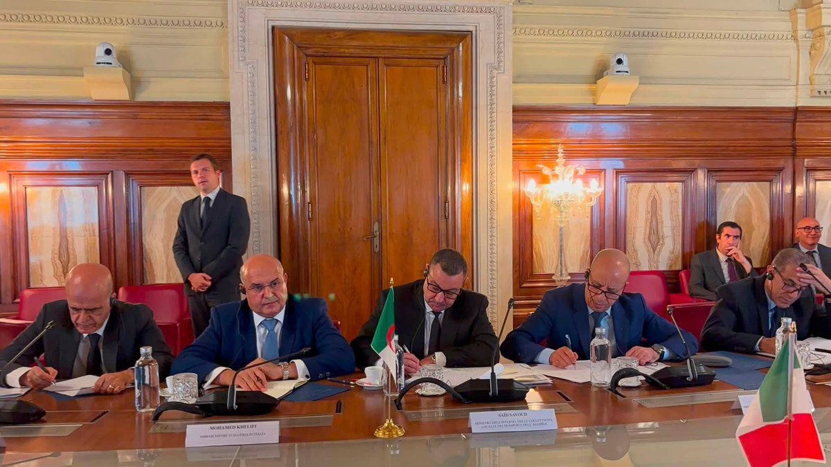 PerspectiveDZ's tweet photo. [#Géopolitique][#EuroMed] 

🇩🇿🤝🇮🇹

L’Italie salue les efforts de l’Algérie contre l’immigration illégale

Le ministre algérien de l'Intérieur et la délégation qui l’accompagnait, ont été reçus à Rome par le ministre italien de l'Intérieur, Matteo Piantedosi. 

La question de l'immigration irrégulière, « a été au cœur des discussions : la partie italienne a salué les efforts déployés par l'État algérien pour lutter contre ce phénomène, appréciant l'approche globale et équilibrée qui conjugue la dimension humanitaire du phénomène, les défis sécuritaires qui en découlent, ainsi que la dimension de développement liée à la question migratoire en Afrique, et les résultats obtenus dans la lutte contre les réseaux de passeurs et de trafiquants d'êtres humains. » 

La partie italienne a ensuite « réaffirmé sa satisfaction quant au niveau de coopération existant avec l'Algérie dans ce domaine ».