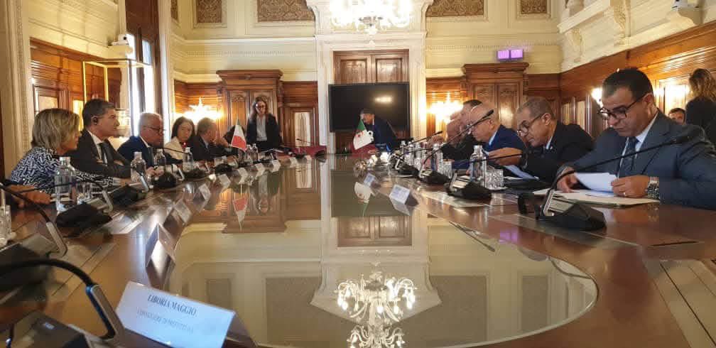 PerspectiveDZ's tweet photo. [#Géopolitique][#EuroMed] 

🇩🇿🤝🇮🇹

L’Italie salue les efforts de l’Algérie contre l’immigration illégale

Le ministre algérien de l'Intérieur et la délégation qui l’accompagnait, ont été reçus à Rome par le ministre italien de l'Intérieur, Matteo Piantedosi. 

La question de l'immigration irrégulière, « a été au cœur des discussions : la partie italienne a salué les efforts déployés par l'État algérien pour lutter contre ce phénomène, appréciant l'approche globale et équilibrée qui conjugue la dimension humanitaire du phénomène, les défis sécuritaires qui en découlent, ainsi que la dimension de développement liée à la question migratoire en Afrique, et les résultats obtenus dans la lutte contre les réseaux de passeurs et de trafiquants d'êtres humains. » 

La partie italienne a ensuite « réaffirmé sa satisfaction quant au niveau de coopération existant avec l'Algérie dans ce domaine ».