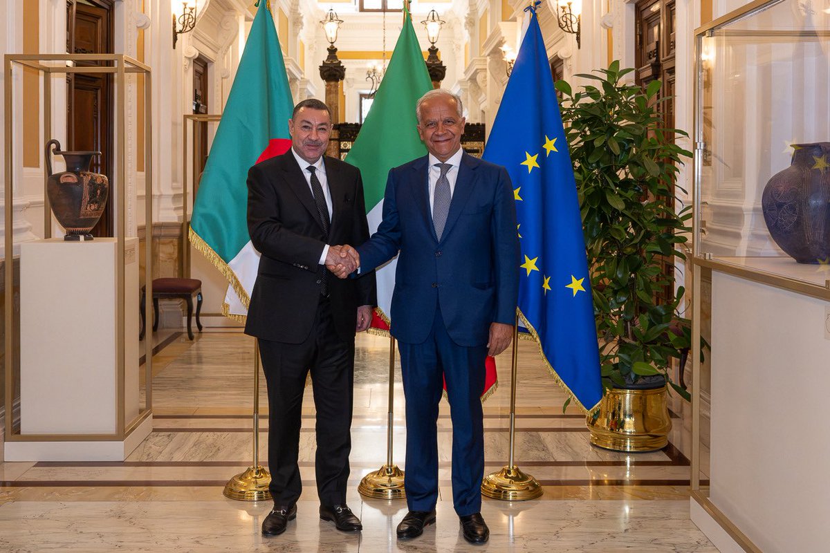 PerspectiveDZ's tweet photo. [#Géopolitique][#EuroMed] 

🇩🇿🤝🇮🇹

L’Italie salue les efforts de l’Algérie contre l’immigration illégale

Le ministre algérien de l'Intérieur et la délégation qui l’accompagnait, ont été reçus à Rome par le ministre italien de l'Intérieur, Matteo Piantedosi. 

La question de l'immigration irrégulière, « a été au cœur des discussions : la partie italienne a salué les efforts déployés par l'État algérien pour lutter contre ce phénomène, appréciant l'approche globale et équilibrée qui conjugue la dimension humanitaire du phénomène, les défis sécuritaires qui en découlent, ainsi que la dimension de développement liée à la question migratoire en Afrique, et les résultats obtenus dans la lutte contre les réseaux de passeurs et de trafiquants d'êtres humains. » 

La partie italienne a ensuite « réaffirmé sa satisfaction quant au niveau de coopération existant avec l'Algérie dans ce domaine ».