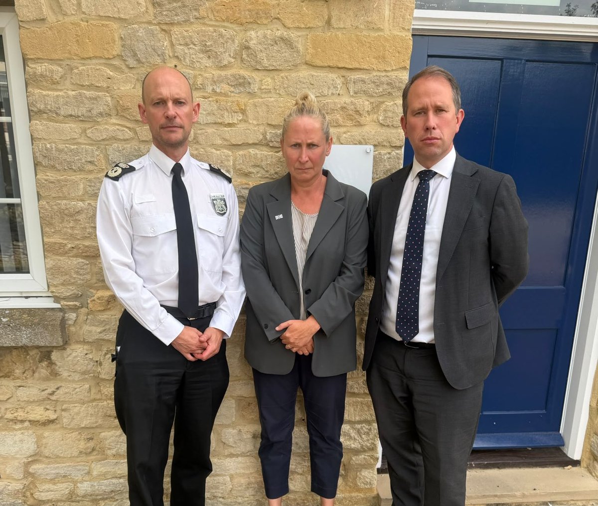 TVPFED's tweet photo. The Chief Constable, Police and Crime Commissioner and Chair of Thames Valley Police Federation stood together today vowing to lobby the Government to reverse its decision over releasing the killers of PC Andrew Harper. https://t.co/aFMQtt5lUt https://t.co/egF9vTGR7g