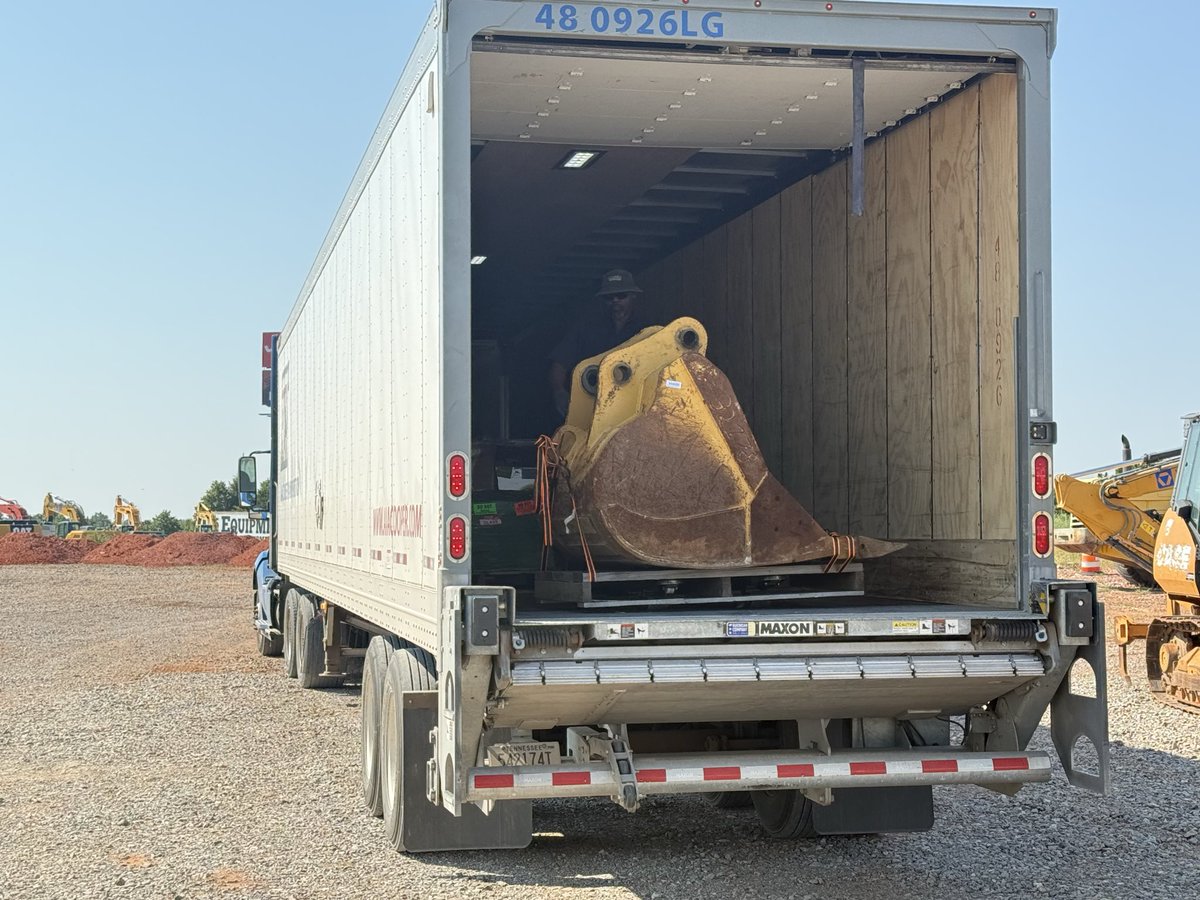 i35equip's tweet photo. Another excavator bucket sold, loaded and this one is headed down to Louisiana 🐊 https://t.co/LMJDpGR713 🇺🇸 #excavatorbucket #excavatorbuckets #heavyequipment #excavatorattachment #excavatorattachments https://t.co/6i614I0AkM