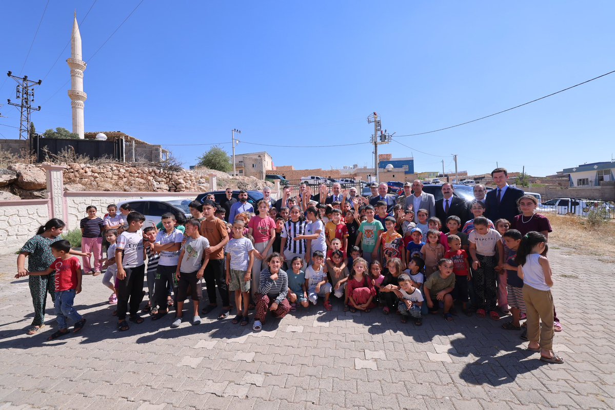 Mardin_Valiligi's tweet photo. 📌Yeşilli | Zeytinli Mahallesi

Valimiz Sayın @tuncay_akkoyun ;
Yeşilli Kaymakamı İlyas Öztürk, Vali Yardımcısı Burak Çimşir, Yeşilli Belediye Başkanı Hayrettin Demir, İl Jandarma Komutan Yardımcısı J. Kıdemli Albay Şefik Kolat, Mardin Büyükşehir Belediyesi Genel Sekreteri Kemalettin Sakin ve beraberindekiler,
➡️ Yeşilli İlçemize bağlı kırsal Zeytinli Mahallesine ziyarette bulundular.

Ziyarette hemşehrilerimizle bir araya gelerek hasbihal eden, talep ve önerilerini dinleyen Sayın Valimiz, mahallesi ile ilgili Muhtar Abdülkadir Cebeci’den bilgi aldı.

Sayın Valimiz, hemşehrilerimizin ilettiği talep ve ihtiyaçlar için anında çözümler üretip neticeye kavuşturulması noktasında ilgili kurum müdürleri ve daire başkanlarına gerekli talimatları verdi.

@iletisim 
@TC_icisleri