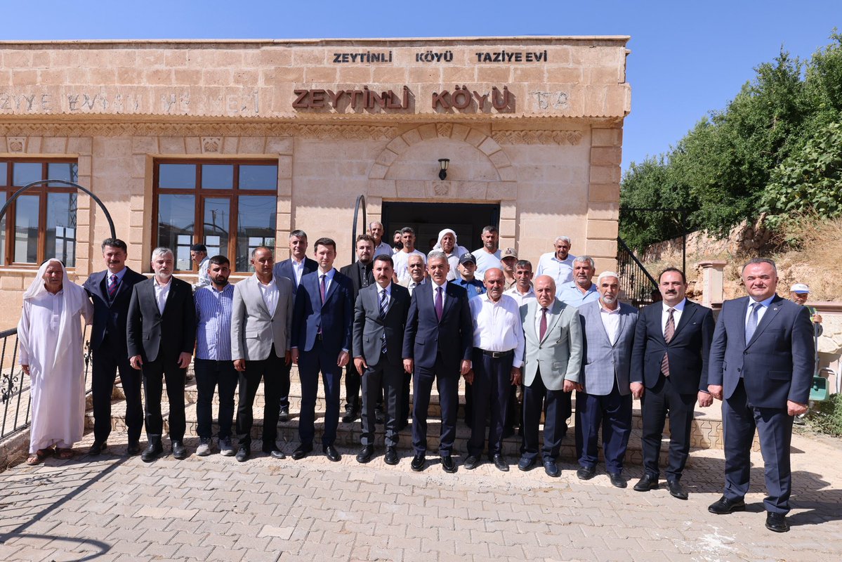 Mardin_Valiligi's tweet photo. 📌Yeşilli | Zeytinli Mahallesi

Valimiz Sayın @tuncay_akkoyun ;
Yeşilli Kaymakamı İlyas Öztürk, Vali Yardımcısı Burak Çimşir, Yeşilli Belediye Başkanı Hayrettin Demir, İl Jandarma Komutan Yardımcısı J. Kıdemli Albay Şefik Kolat, Mardin Büyükşehir Belediyesi Genel Sekreteri Kemalettin Sakin ve beraberindekiler,
➡️ Yeşilli İlçemize bağlı kırsal Zeytinli Mahallesine ziyarette bulundular.

Ziyarette hemşehrilerimizle bir araya gelerek hasbihal eden, talep ve önerilerini dinleyen Sayın Valimiz, mahallesi ile ilgili Muhtar Abdülkadir Cebeci’den bilgi aldı.

Sayın Valimiz, hemşehrilerimizin ilettiği talep ve ihtiyaçlar için anında çözümler üretip neticeye kavuşturulması noktasında ilgili kurum müdürleri ve daire başkanlarına gerekli talimatları verdi.

@iletisim 
@TC_icisleri