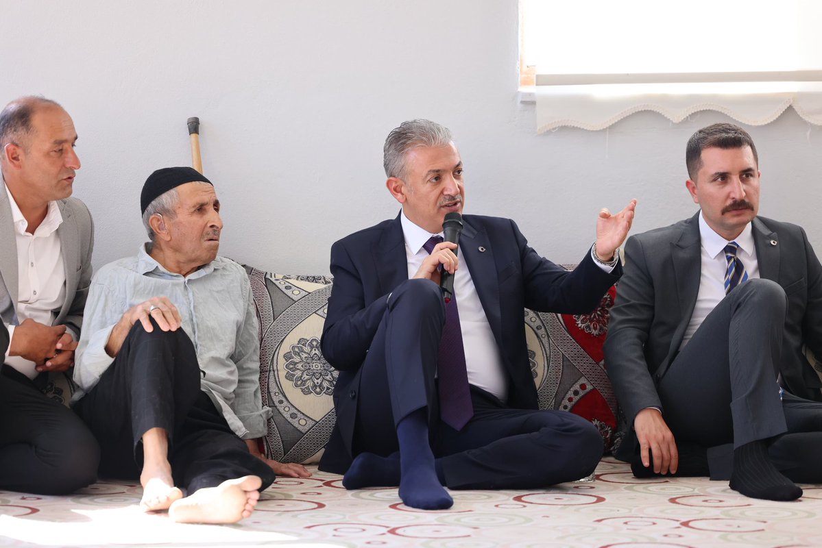 Mardin_Valiligi's tweet photo. 📌Yeşilli | Zeytinli Mahallesi

Valimiz Sayın @tuncay_akkoyun ;
Yeşilli Kaymakamı İlyas Öztürk, Vali Yardımcısı Burak Çimşir, Yeşilli Belediye Başkanı Hayrettin Demir, İl Jandarma Komutan Yardımcısı J. Kıdemli Albay Şefik Kolat, Mardin Büyükşehir Belediyesi Genel Sekreteri Kemalettin Sakin ve beraberindekiler,
➡️ Yeşilli İlçemize bağlı kırsal Zeytinli Mahallesine ziyarette bulundular.

Ziyarette hemşehrilerimizle bir araya gelerek hasbihal eden, talep ve önerilerini dinleyen Sayın Valimiz, mahallesi ile ilgili Muhtar Abdülkadir Cebeci’den bilgi aldı.

Sayın Valimiz, hemşehrilerimizin ilettiği talep ve ihtiyaçlar için anında çözümler üretip neticeye kavuşturulması noktasında ilgili kurum müdürleri ve daire başkanlarına gerekli talimatları verdi.

@iletisim 
@TC_icisleri