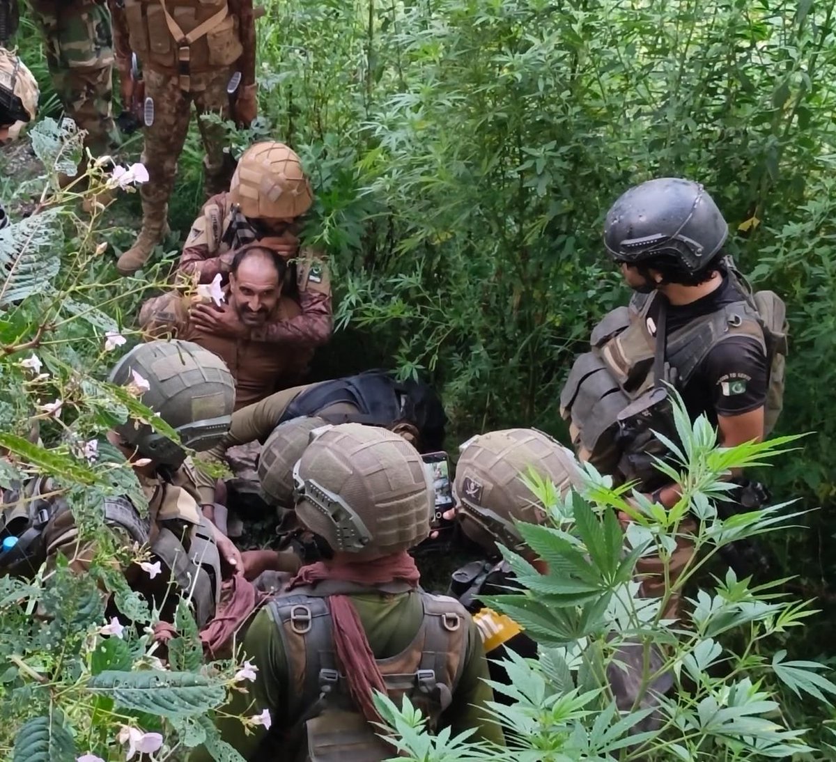 PKDefGrid's tweet photo. This spirit. This love. This devotion to the homeland. This is Pakistan. 🇵🇰

Soldiers proudly carry their wounded commander with smiles on their faces a leader who fought from the front, leading his men with courage while taking on the Khawarij. https://t.co/hpfGYfGSUc