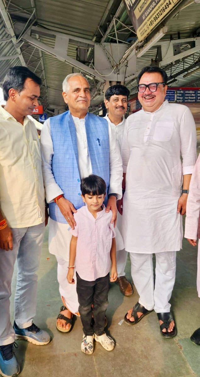 SonuLeader's tweet photo. आज पटना जंक्शन पर भाजपा के राष्ट्रीय संगठक आदरणीय श्री भाई साहब से 
मुलाकात कर आशीर्वाद ग्रहण किया। देवघर से दिल्ली जाने के क्रम में मिला ये सानिध्य 
जीवन भर की प्रेरणा है।
महादेव से आपके दीर्घायु जीवन की प्रार्थना।
@NagendraNathBJP @BJP4India @BJP4Bihar https://t.co/2hAEWNlYY0