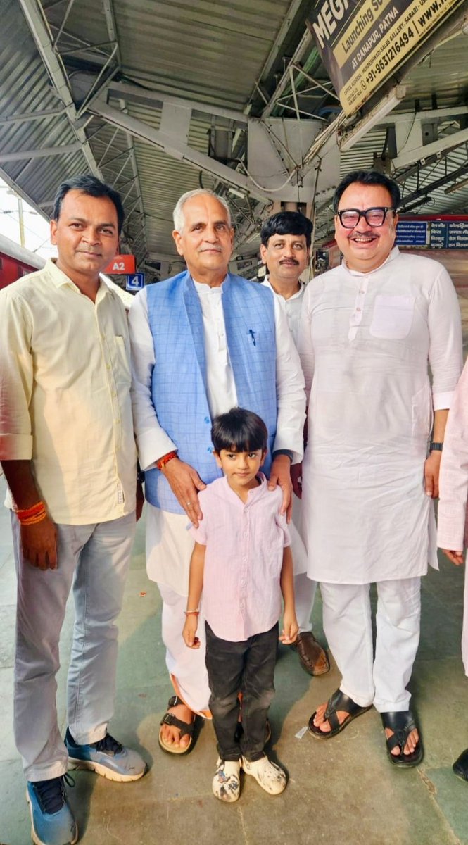 SonuLeader's tweet photo. आज पटना जंक्शन पर भाजपा के राष्ट्रीय संगठक आदरणीय श्री भाई साहब से 
मुलाकात कर आशीर्वाद ग्रहण किया। देवघर से दिल्ली जाने के क्रम में मिला ये सानिध्य 
जीवन भर की प्रेरणा है।
महादेव से आपके दीर्घायु जीवन की प्रार्थना।
@NagendraNathBJP @BJP4India @BJP4Bihar https://t.co/2hAEWNlYY0