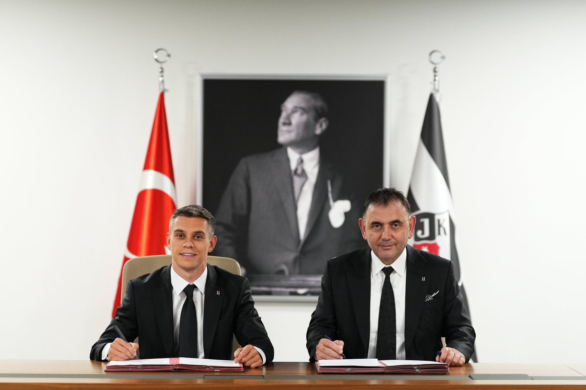 sefakoca1903's tweet photo. Yeni transferler gelince koşa koşa imza töreninde poz veririm iş zora geldi mi ortalarda gözükmem benimde tarzım böyle https://t.co/AM4DOQi6dE