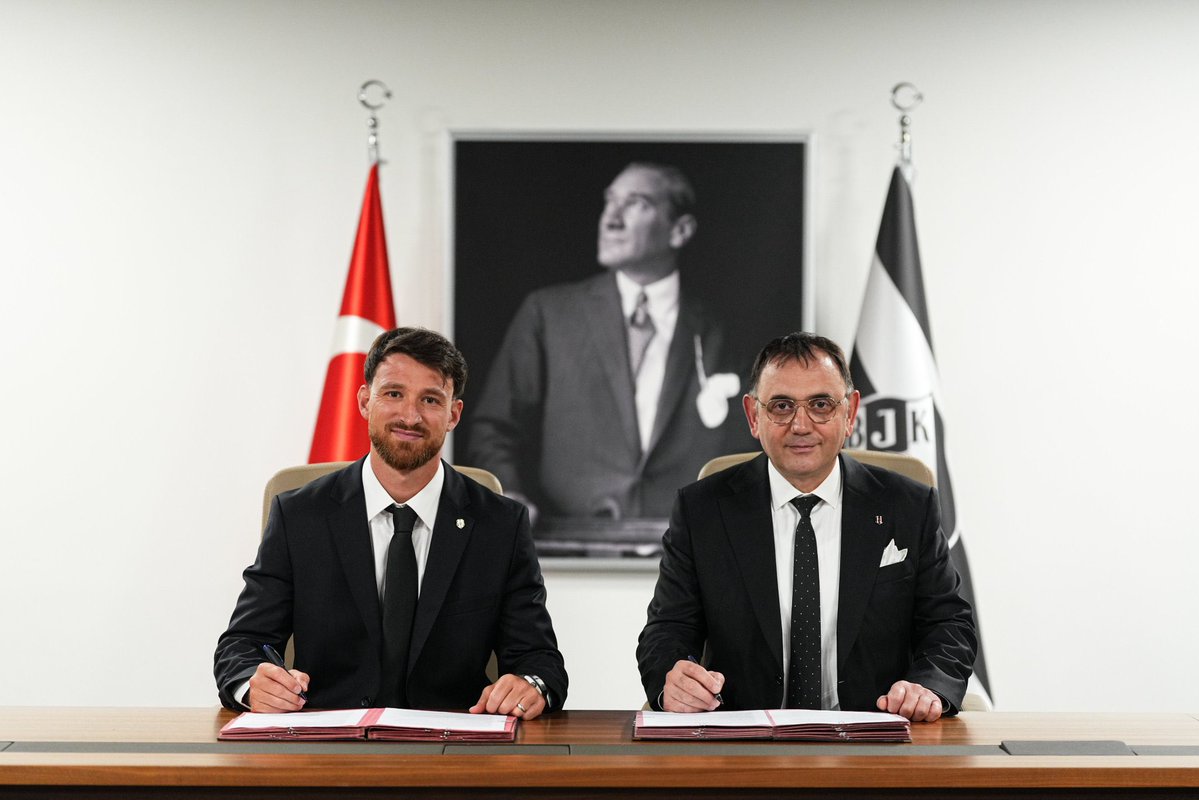 sefakoca1903's tweet photo. Yeni transferler gelince koşa koşa imza töreninde poz veririm iş zora geldi mi ortalarda gözükmem benimde tarzım böyle https://t.co/AM4DOQi6dE