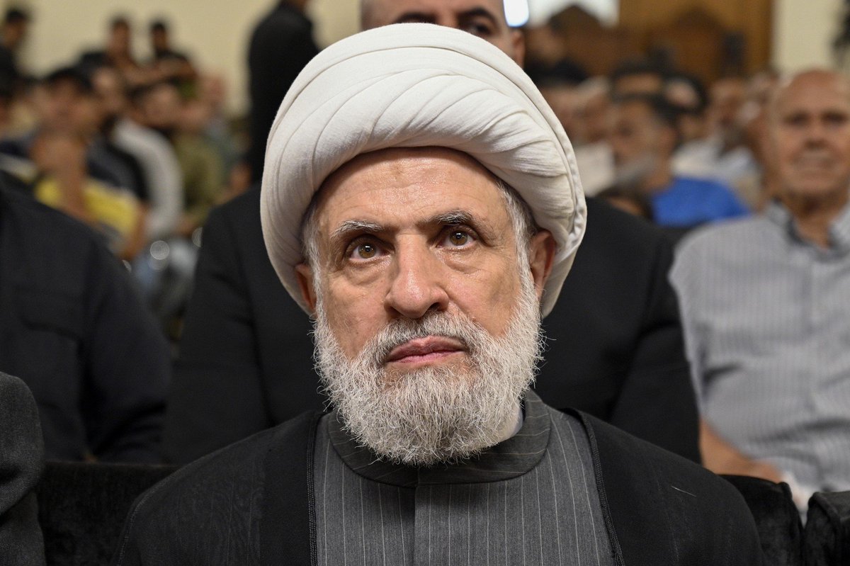 Nath_limited_ed's tweet photo. لم يعتذر من الشعب السوري الذي قاتله لمدة ١٤ سنة، ولم يعتذر من الشعب اللبناني الذي نصحه بعدم الذهاب. ولم يعتذر من عوائل قتلى بيئته. 
وقال بكل ثقة، لا مانع من لقاء القيادة السورية.
وكأنه يعني تلقى كرت عزومة للقاء الشرع، فانزعج في البداية، ولكنه ففكر ونظر ثم قرر أن يتنازل قليلاً كي يقابله
قال يعني عم يحكي من منطلق قوة مش ضعف 😉
قال لا مانع قال
