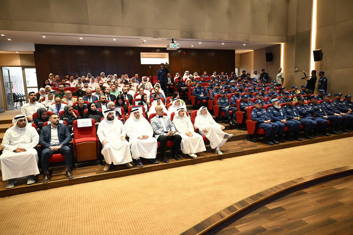 KFPAKW's tweet photo. مقتطفات من ندوة " التوجهات العالمية لتأمين سلامة المركبات الكهربائية " حيث لاقت الندوة إقبالاً كبيراً من الحضور ممثلي الجهات المختلفة وعلى رأسها قوة الإط��اء العام وجهات حكومية وغير حكومية والعديد من الشركات المحلية . https://t.co/j9HhgDOvQT