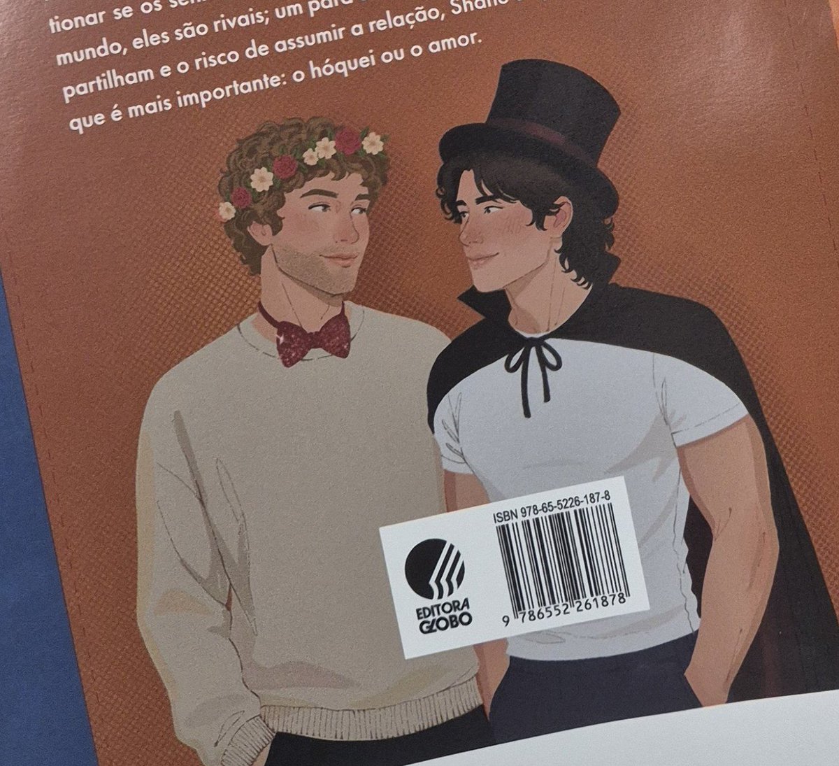 nicoughlans's tweet photo. i’m gonna cry the detail on the back of the brazilian cover is hollanov at their Real wedding with the pike kids 😭 https://t.co/U2ale6LM55