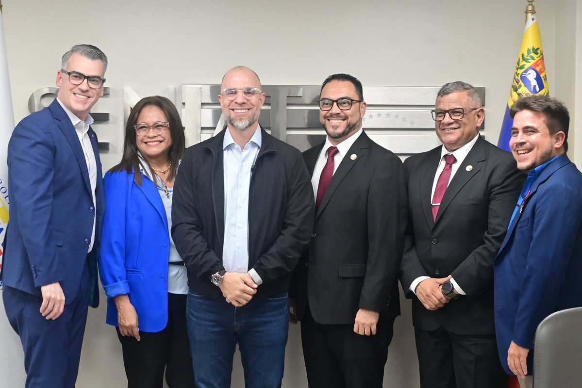 romanmanigliave's tweet photo. Siguiendo las orientaciones de nuestra presidenta (e) @delcyrodriguezv sostuvimos dos encuentros muy productivos con representantes de la Asociación Venezolana de Derecho Tributario @laavdt y de la Federación de Colegios de Contadores Públicos de Venezuela @FccpvOficial, instituciones de amplia tradición y experticia técnica y legal.

Compartimos nuestra visión de la nueva MODA Seniat: Modernización, Digitalización y Automatización. Coincidimos en que la revisión de normativas, procesos y aspectos técnicos legales son necesarios y fundamentales para llevar a cabo este proceso de transformación.

Escuchamos las opiniones de sus profesionales e intercambiamos enfoques y experiencias que han sido exitosas en otros países que nos dan referencia para la generación de una nueva cultura tributaria en Venezuela, que se base en la sencillez y practicidad para todos los sectores económicos, que tenga la eficiencia y la transparencia necesaria para que la recaudación sea orgánica, al mismo tiempo que brinde todas las facilidades para la formalización de los sectores que aún no lo han hecho.

En esta ruta nos hemos encaminado, de la mano de profesionales de alto nivel, escuchando y atendiendo todas las voces y sobre todo comprometidos con un único objetivo: nuestro país, Venezuela.