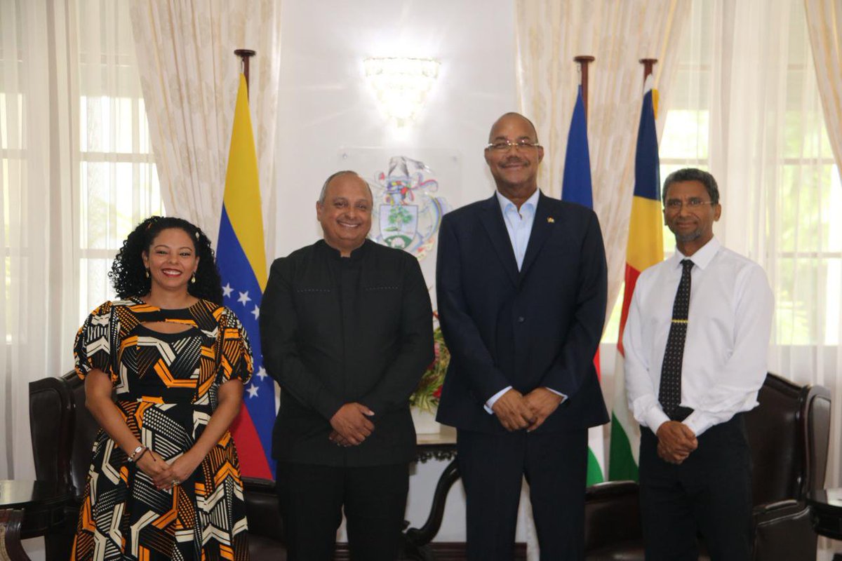 avnve's tweet photo. #Gobierno || Embajador de Venezuela entregó cartas credenciales a Patrick Herminie en Seychelles

➡️https://t.co/9Au4qSES15 https://t.co/UK6POwv9oR