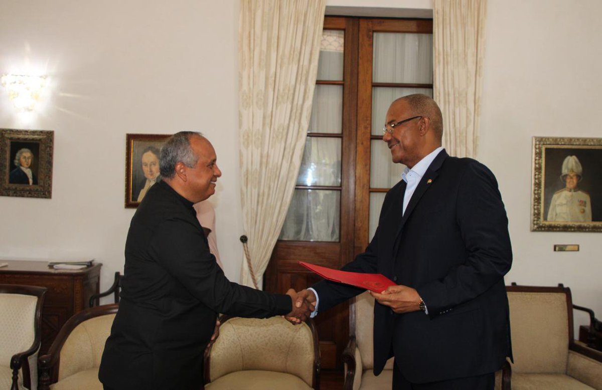 avnve's tweet photo. #Gobierno || Embajador de Venezuela entregó cartas credenciales a Patrick Herminie en Seychelles

➡️https://t.co/9Au4qSES15 https://t.co/UK6POwv9oR
