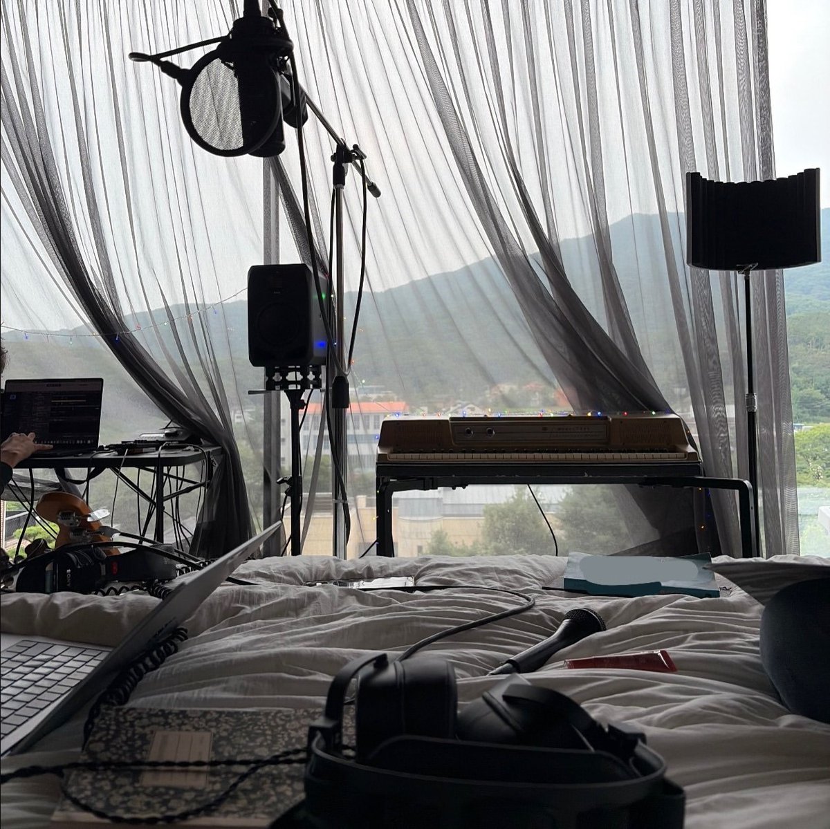 PopEmpirex's tweet photo. Rosé teases New Music again on Instagram:

"Not forking around" https://t.co/CVa605aZHD